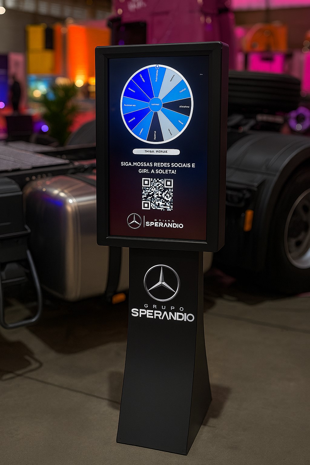 Totem Touch interativo exibindo um jogo de roleta digital em um evento